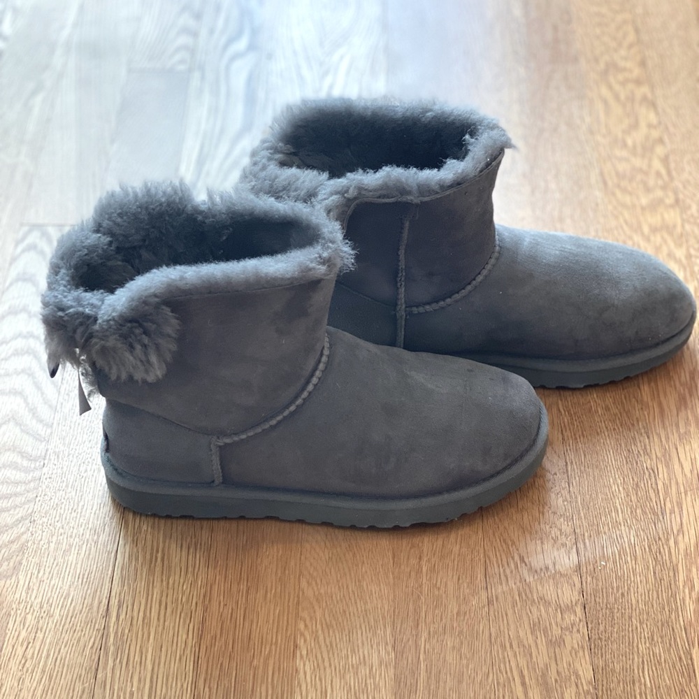 UGG mini bailey bow grey size 9